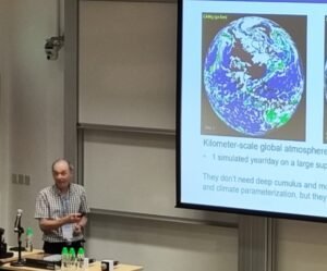 Allen Yapay Zeka Enstitüsü'nden Chris Bretherton, onlarca yılını bulutları inceleyerek geçirdikten sonra, bulutların nasıl davrandığını gerçek verilerden öğrenebilen yapay zeka teknikleri ve yapay zeka ile iklim modelleme yöntemleri geliştirmeye yöneldi.