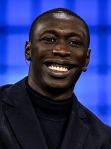 Dünyaca ünlü içerik üreticisi Khaby Lame'in, dijital ikiz projesine ve milyar dolarlık anlaşmaya temel teşkil eden o ikonik 'basit çözüm' hareketini yaparken çekilmiş orijinal fotoğrafı.