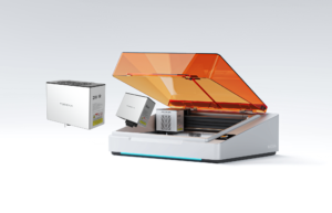 TOOCAA Nova masaüstü lazerle kazıma makinesinin şık dış tasarımı ve dahili kapağı.